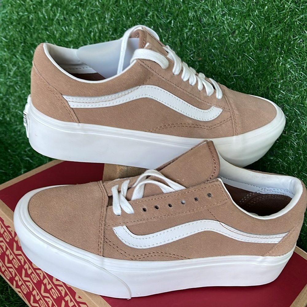 Vans WMNS Old Skool Stacked  Soft Suede Burro/True White 
VN0A7Q5MB69
Platforms - Picture 10 of 16